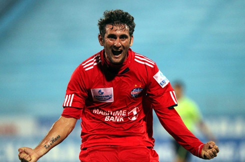 Cũng trong mùa giải 2011, bất chấp khu trung tuyến đã trở nên rất chật chội và vấn đề của Bình Dương được chỉ ra là thiếu một tiền đạo đẳng cấp