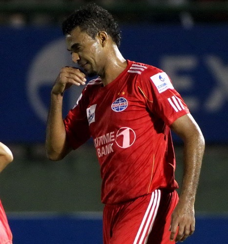 hậu vệ gốc Brazil Nguyễn Hoàng Helio cũng đổi đời sau khi có hộ chiếu Việt Nam. Giá trị chuyển nhượng của anh tăng chóng mặt sau khi vô địch V.League cùng SLNA năm 2011. Trước thềm mùa giải 2012, Nguyễn Hoàng Helio chuyển về Bình Dương với mức phí <abbr class=