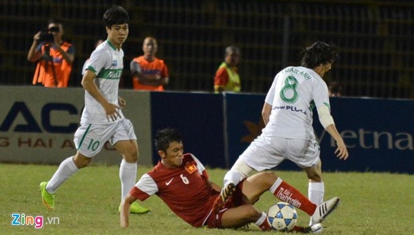 Công Phượng và Tuấn Anh đã có những trải nghiệm đầu tiên về V.League từ các cầu thủ U21 báo Thanh Niên.