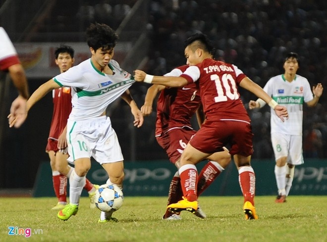 Công Phượng bị Phi Sơn kéo áo.