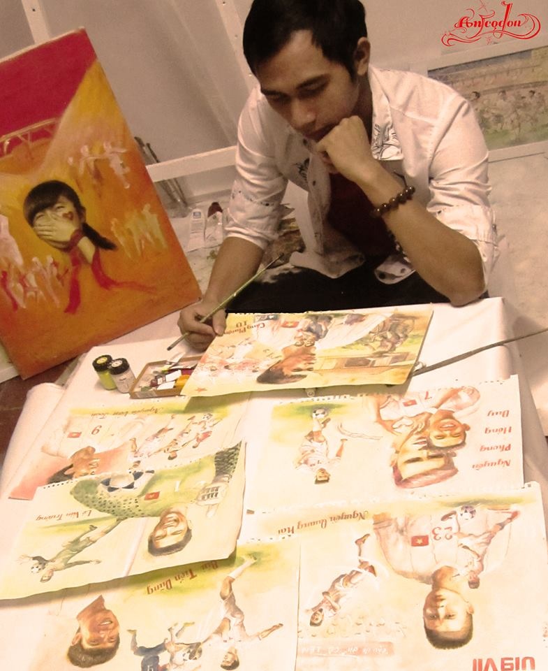 Họa sĩ An Thắng say sưa bên những tác phẩm của anh.