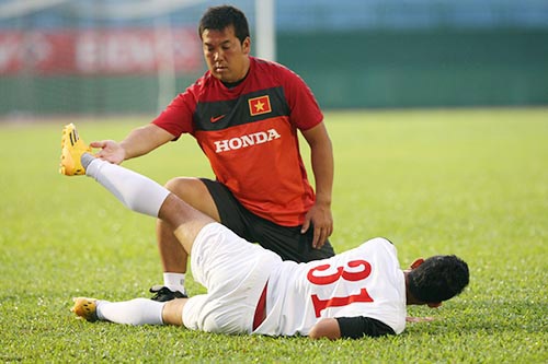 Trung ve DTVN chan thuong nang sau tran gap U23 Bahrain hinh anh