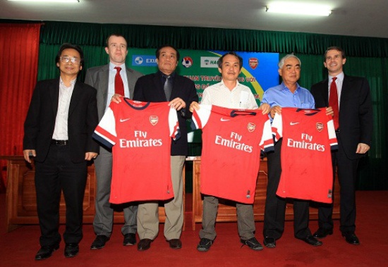 Bầu Đức chi hơn <abbr class=