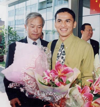 Danh tiếng của bầu Đức trong bóng đá bắt đầu từ bản hợp đồng bom tấn chiêu mộ Kiatisuk.