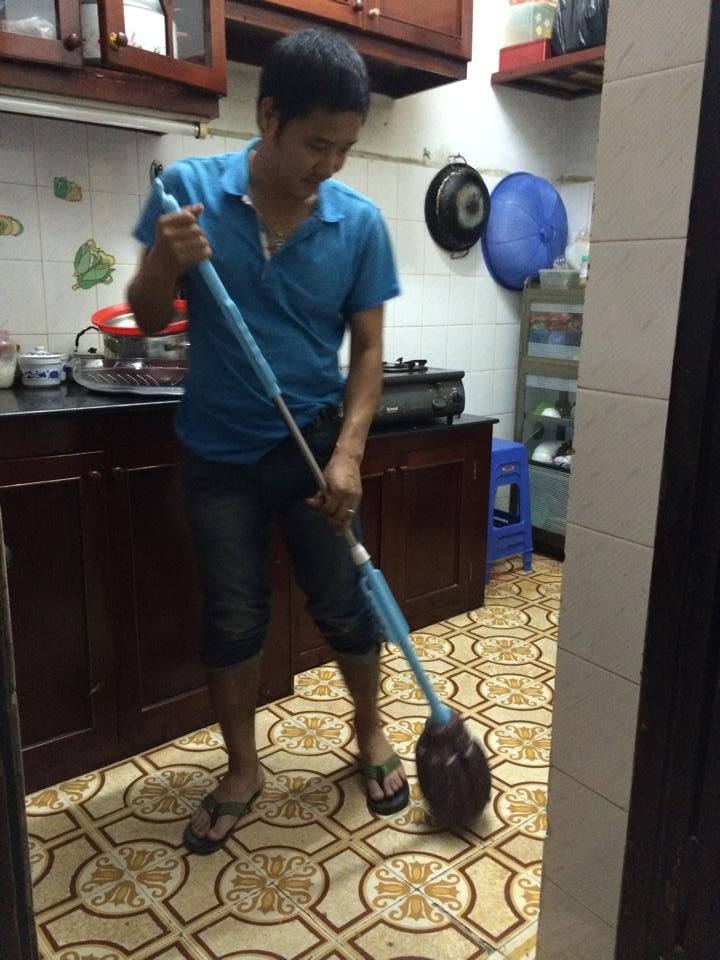 Sau rửa bát là lau nhà...