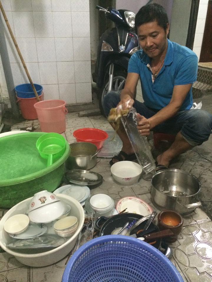 Hiếm có người chồng nào lại sẵn sàng xắn tay phụ giúp việc nhà với vợ như cựu danh thủ thuộc thế hệ vàng của bóng đá Việt Nam.