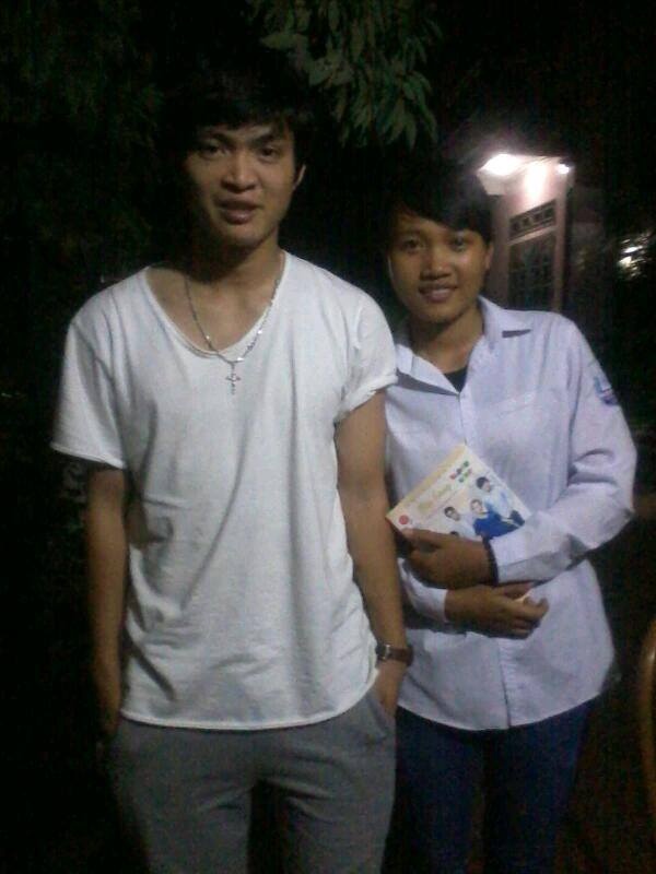 Một fan nữ đến tận nhà Tuấn Anh xin chữ ký. Ảnh: FBNV