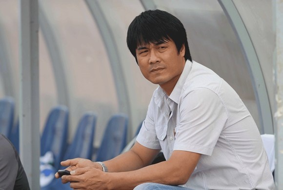 HLV Nguyen Huu Thang chia tay Song Lam Nghe An hinh anh