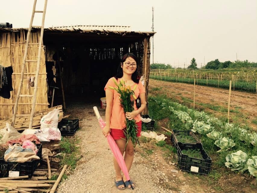 Bích Huệ bên mảnh vườn tự tay cô vun xới.