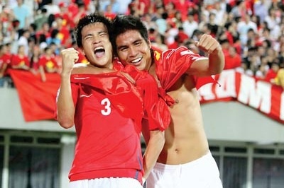 Nguoi hung cua DTVN tai AFF Cup 2008 chia tay san co hinh anh