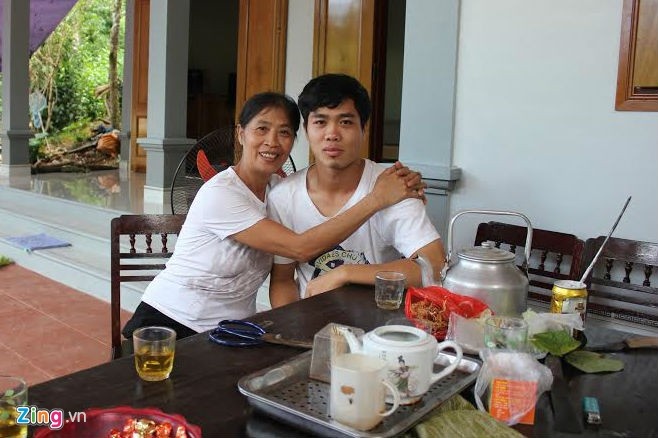 Công Khoa là người anh trai xấu số của Công Phượng. Bà Nguyễn Thị Hoa không thể sinh 2 người con trai trong cùng một năm. người con