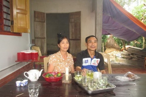 Những người nông dân như ông Bảy và bà Hoa hầu như không có khái niệm về thủ tục hành chính.