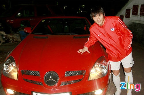 Công Vinh đen đủi suốt năm 2010 được lý giải bởi việc sở hữu chiếc xe Mercedes màu đỏ không hợp tuổi.