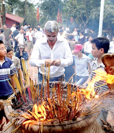 Một người châu Âu như HLV Calisto cũng chịu ảnh hưởng bởi niềm tin duy tâm khi làm việc tạ Việt Nam.