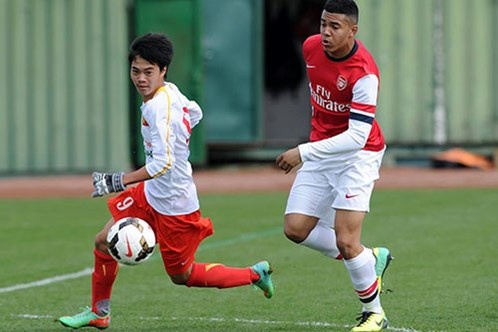 Bau Duc tuyen chan sut Cameroon da cap voi Cong Phuong hinh anh