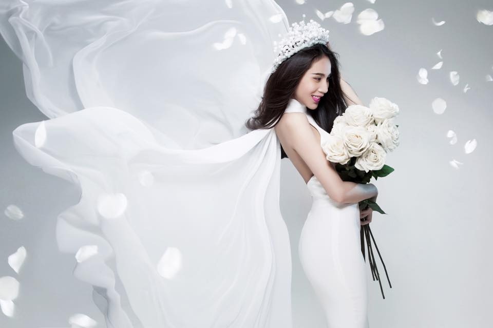 Những hình ảnh Thủy Tiên mặc áo cưới