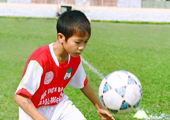 Cong Phuong hoc 2 nam lop 4 vi qua me da bong hinh anh