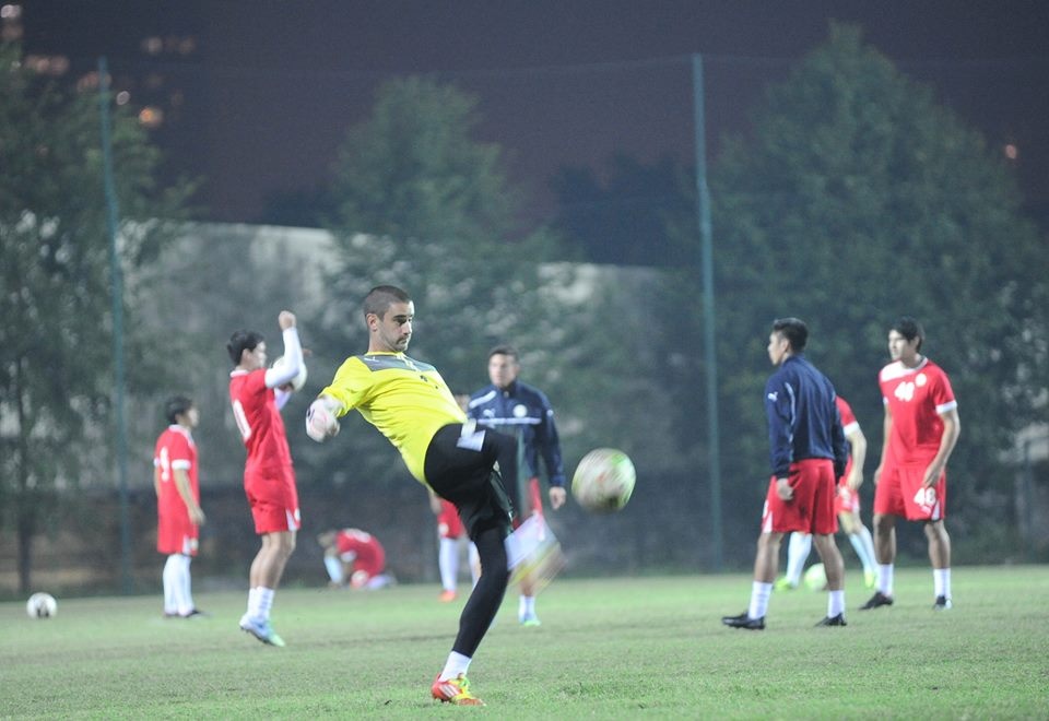 Ngay sau khi xuất hiện trên sân tập, đội tuyển Philippines đã yêu cầu được tập kín. Ảnh: Tùng Lê