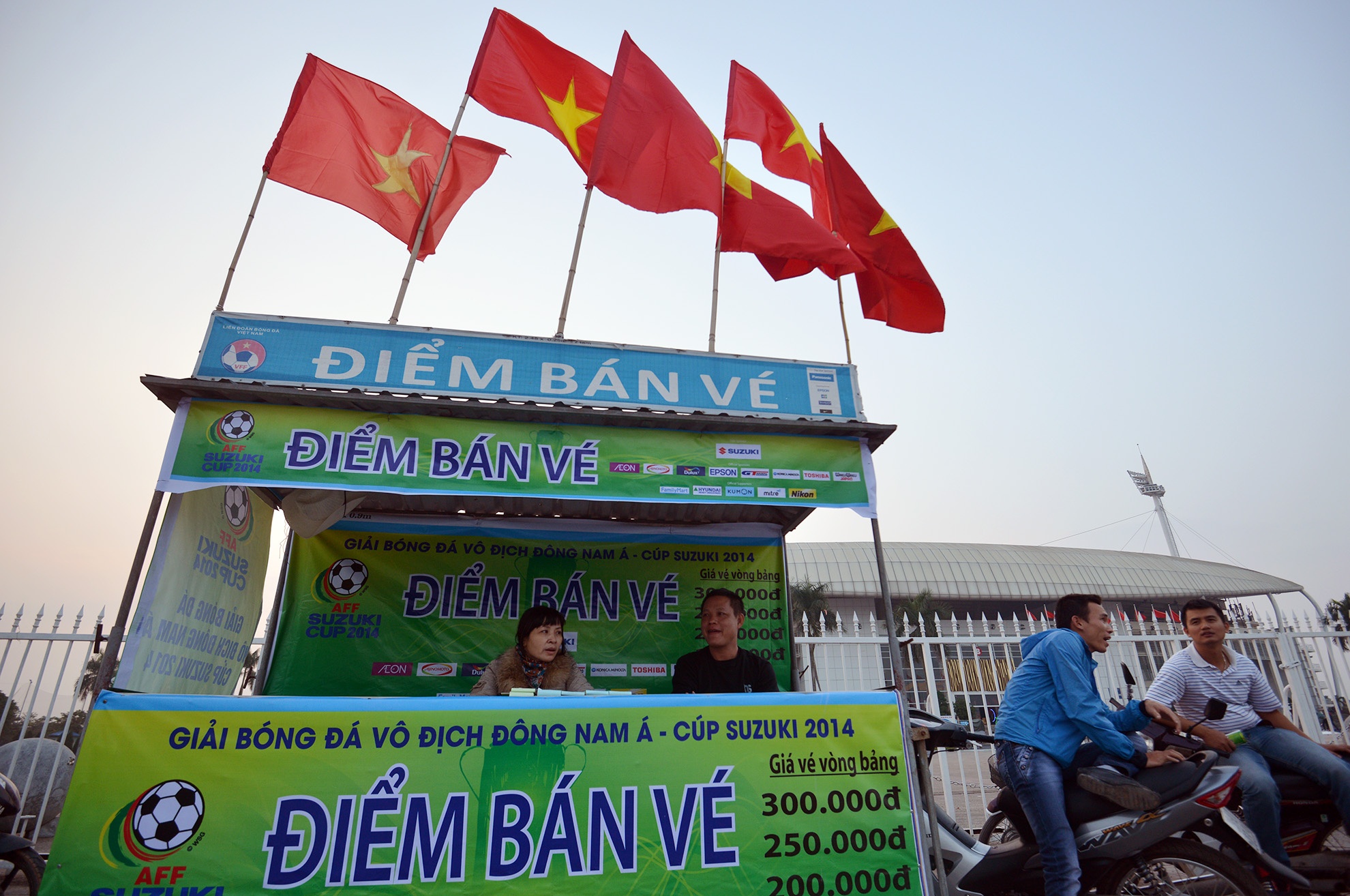 Những quầy vé quanh sân Mỹ Đình cả ngày chỉ có 10 người mua.