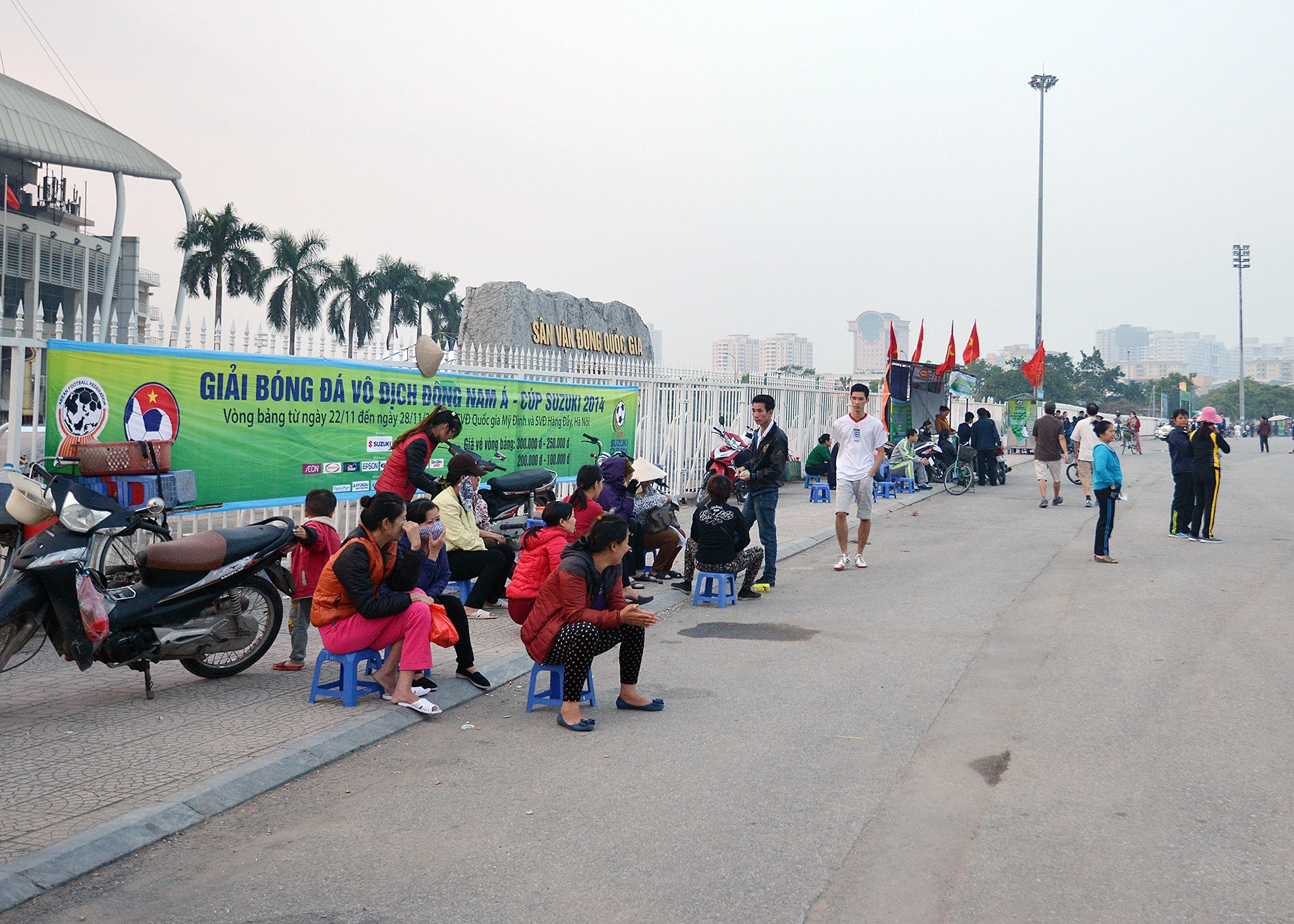 Cánh phe vé ngồi quanh sân chờ khách.