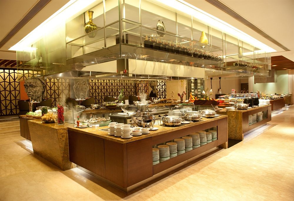 Bữa ăn được chuẩn bị theo dạng buffet với đầy đủ các món Á-Âu.