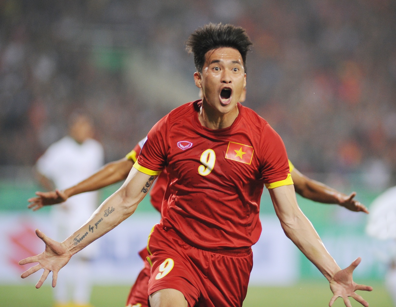 Pha ghi bàn của Công Vinh vào lưới Indonesia (ảnh) mang đến cho anh cảm xúc đặc biệt, còn bàn thắng vào lưới Lào lại là món quà đẹp đúng ngày sinh nhật của Thủy Tiên. Ảnh: Hải Thanh.