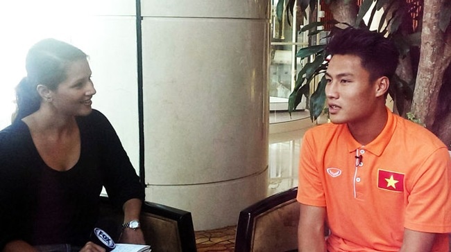 Sau Công Vinh, Mạc Hồng Quân cũng có vinh dự được kênh Fox Sports phỏng vấn.