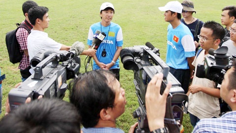 Bình thường HLV Miura vẫn thường nán lại trên sân bằng phong cách rất cởi mở. Ảnh: bongdaplus