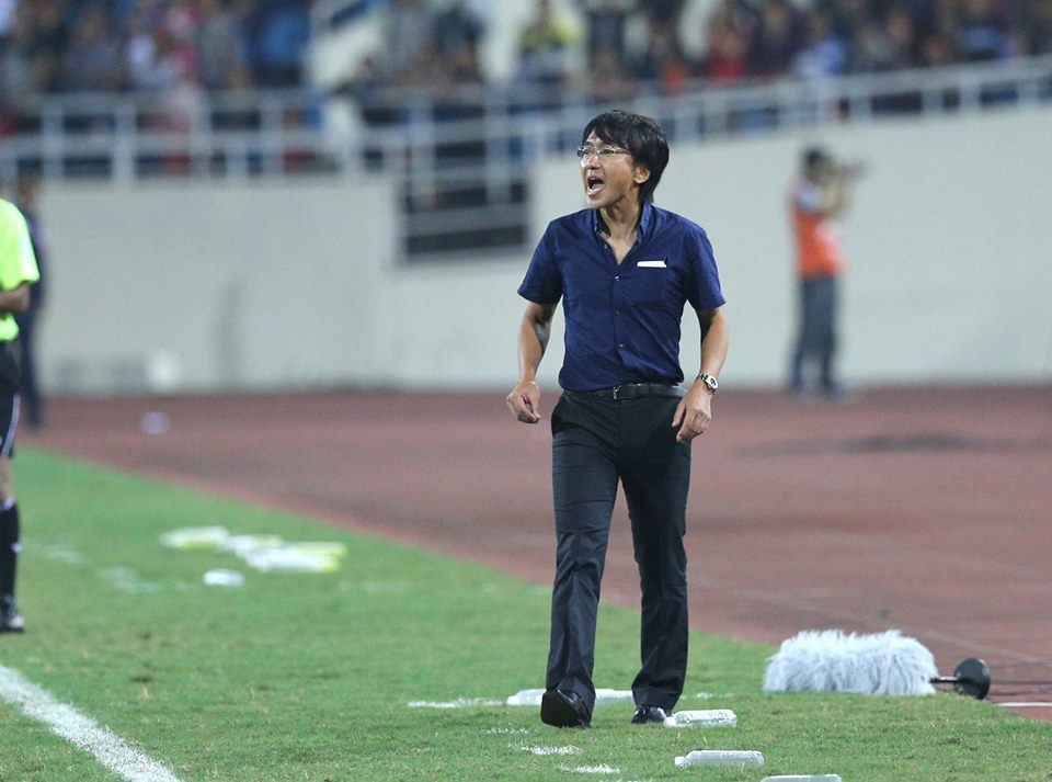 ... hoặc những bộ trang phục tối màu.