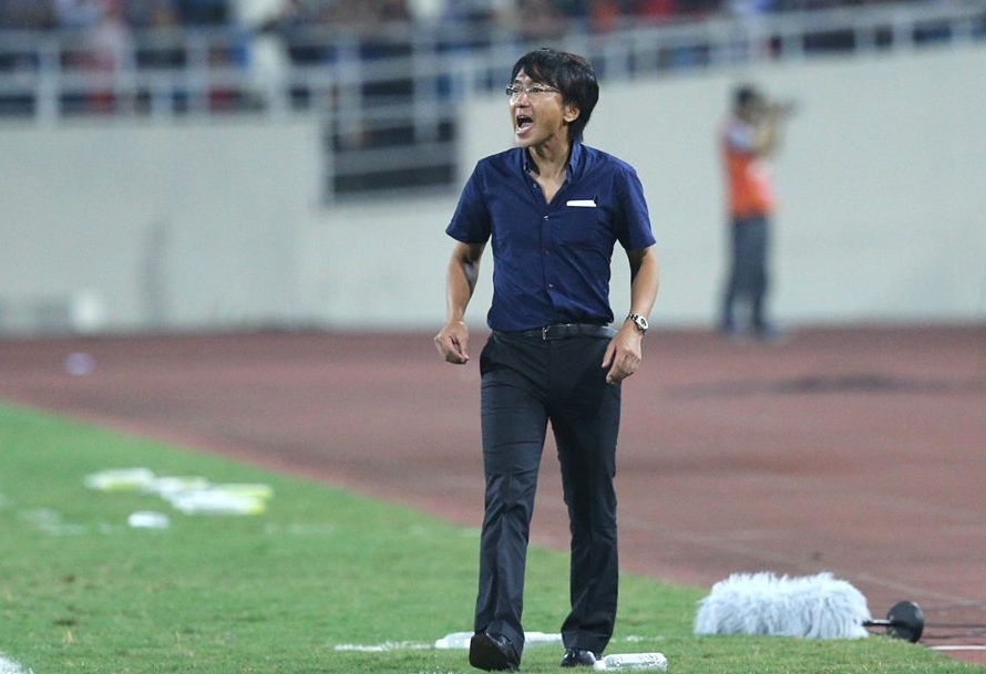 HLV Miura kieng mac vest trang vi so thua? hinh anh