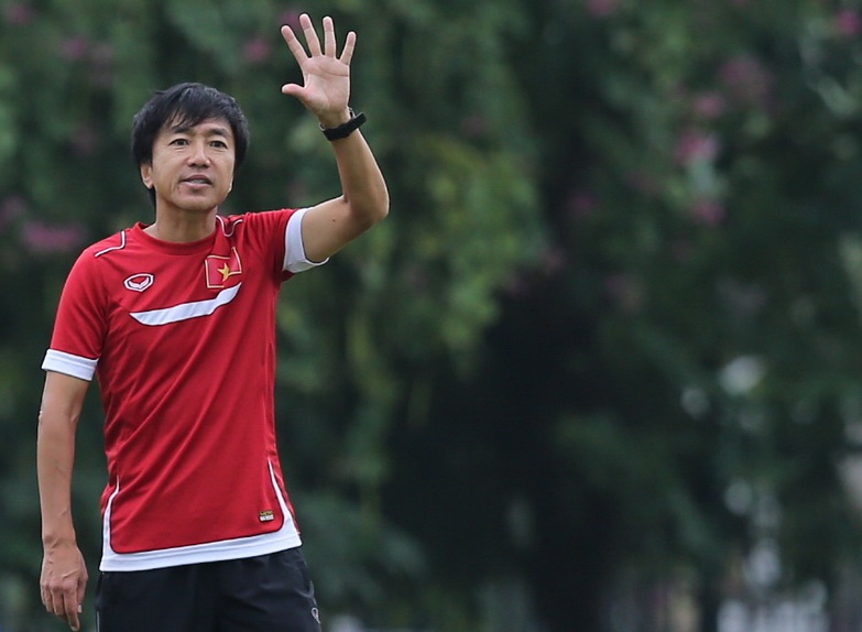 HLV Miura bat ngo noi cau tren san tap DTVN hinh anh