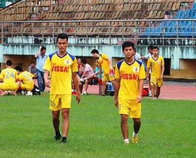 Nhưng số phận của những cầu thủ trẻ như Văn Vũ (phải) thì vẫn lay lắt từ ngày này sang ngày khác.