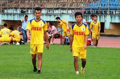 Cau thu V.League khoc xin duoc giai thoat vi 50 trieu den bu hinh anh