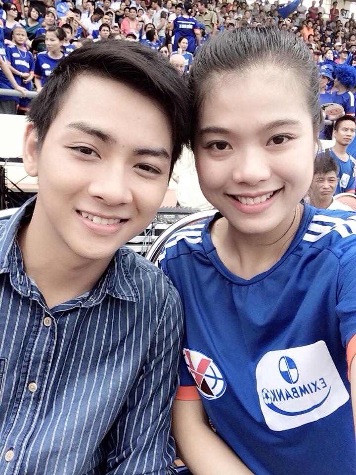 Với ca sĩ trẻ Hoài Lâm trong một trận cầu của Quảng Ninh tại V.League. Đội chủ sân Cẩm Phả thường mời các ca sĩ tên tuổi đến sân làm nóng không khí trước trận đấu.