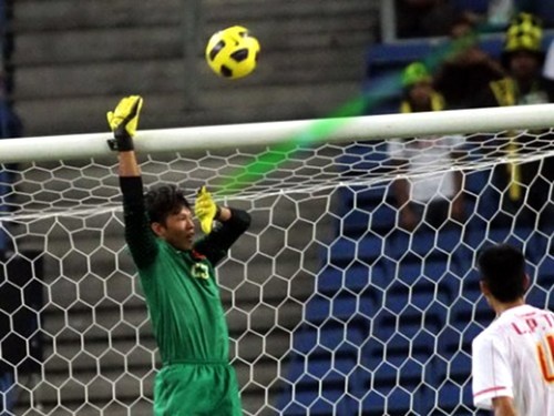 Thủ môn Tấn Trường liên tục bị chiếu đèn laser vào mặt.