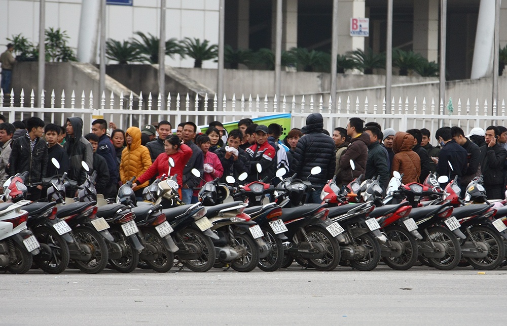 Hàng ngàn khán giả chầu trực xếp hàng mua vé từ đêm 5/12 đến sáng 6/12. 