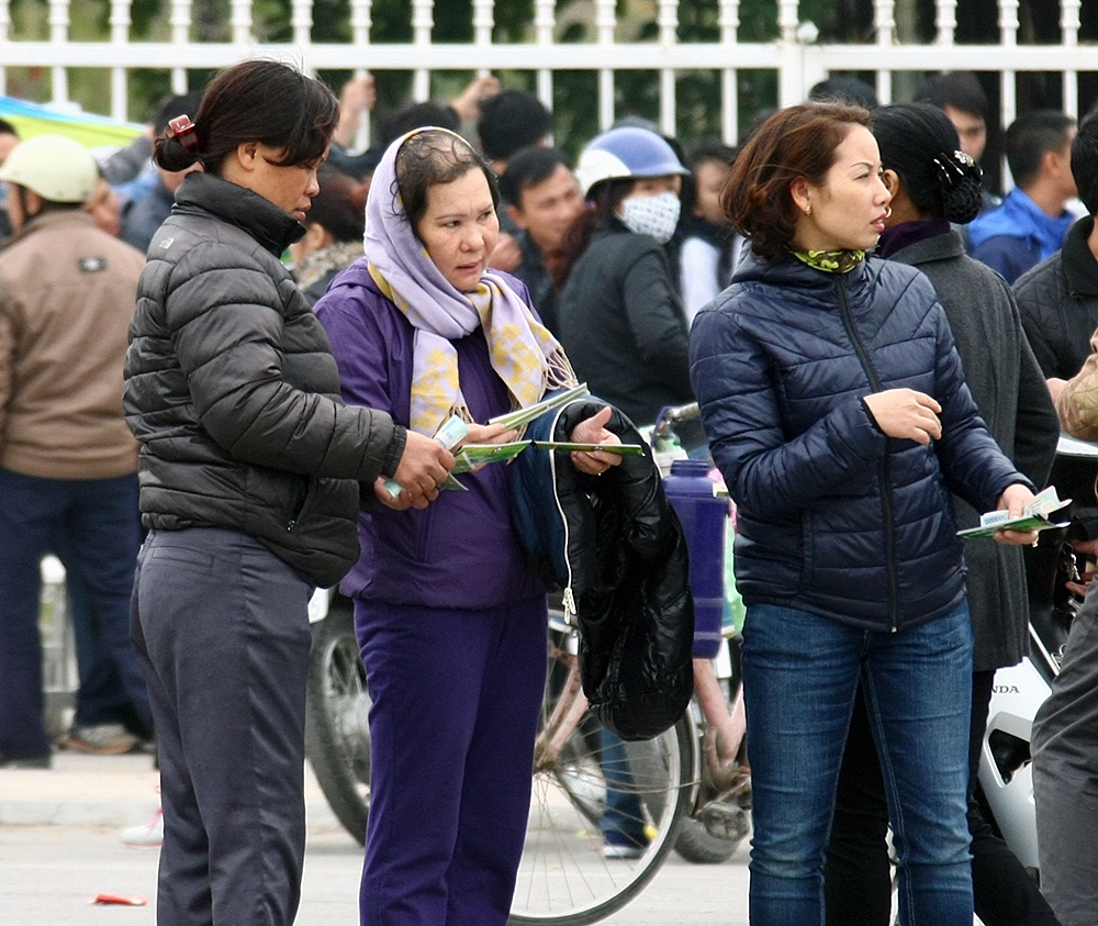 Phe vé hoạt động nhộn nhịp ngay trước cửa sân Mỹ Đình