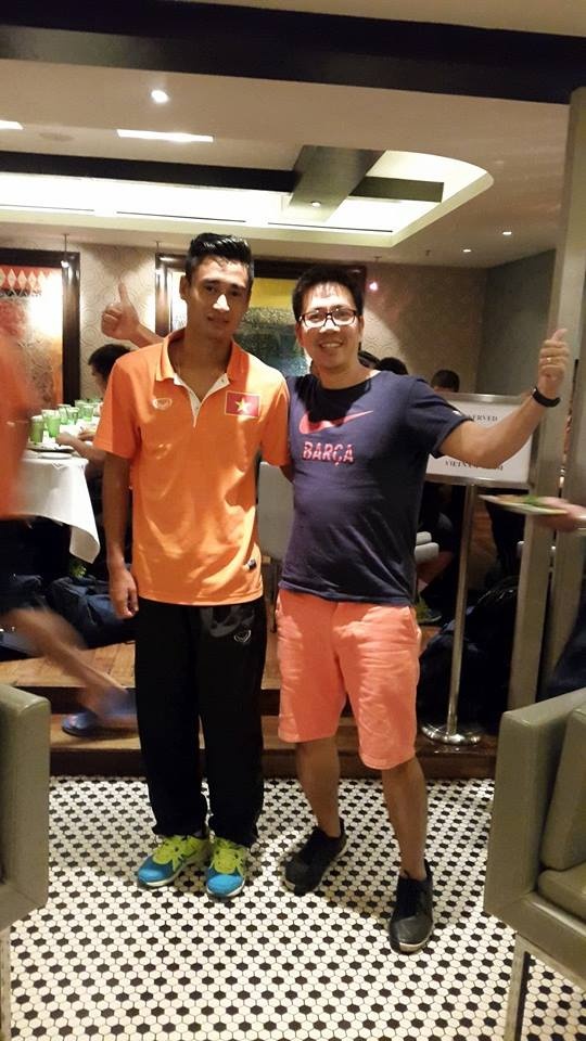 Một fan hâm mộ ở cùng khách sạn chia vui cùng tiền vệ Minh Tuấn