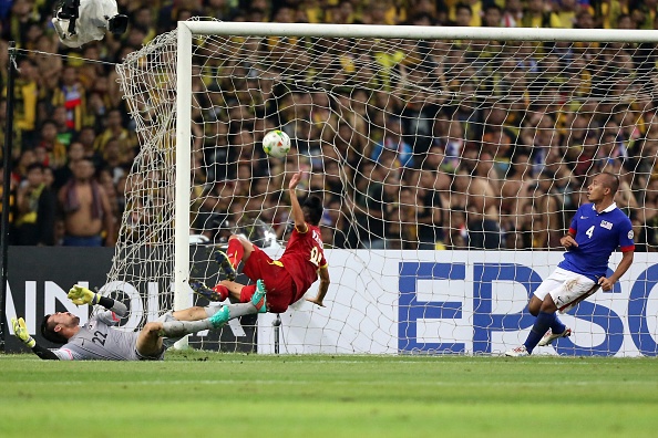 Tình huống băng vào dũng mãnh xé lưới Malaysia của Huy Toàn.