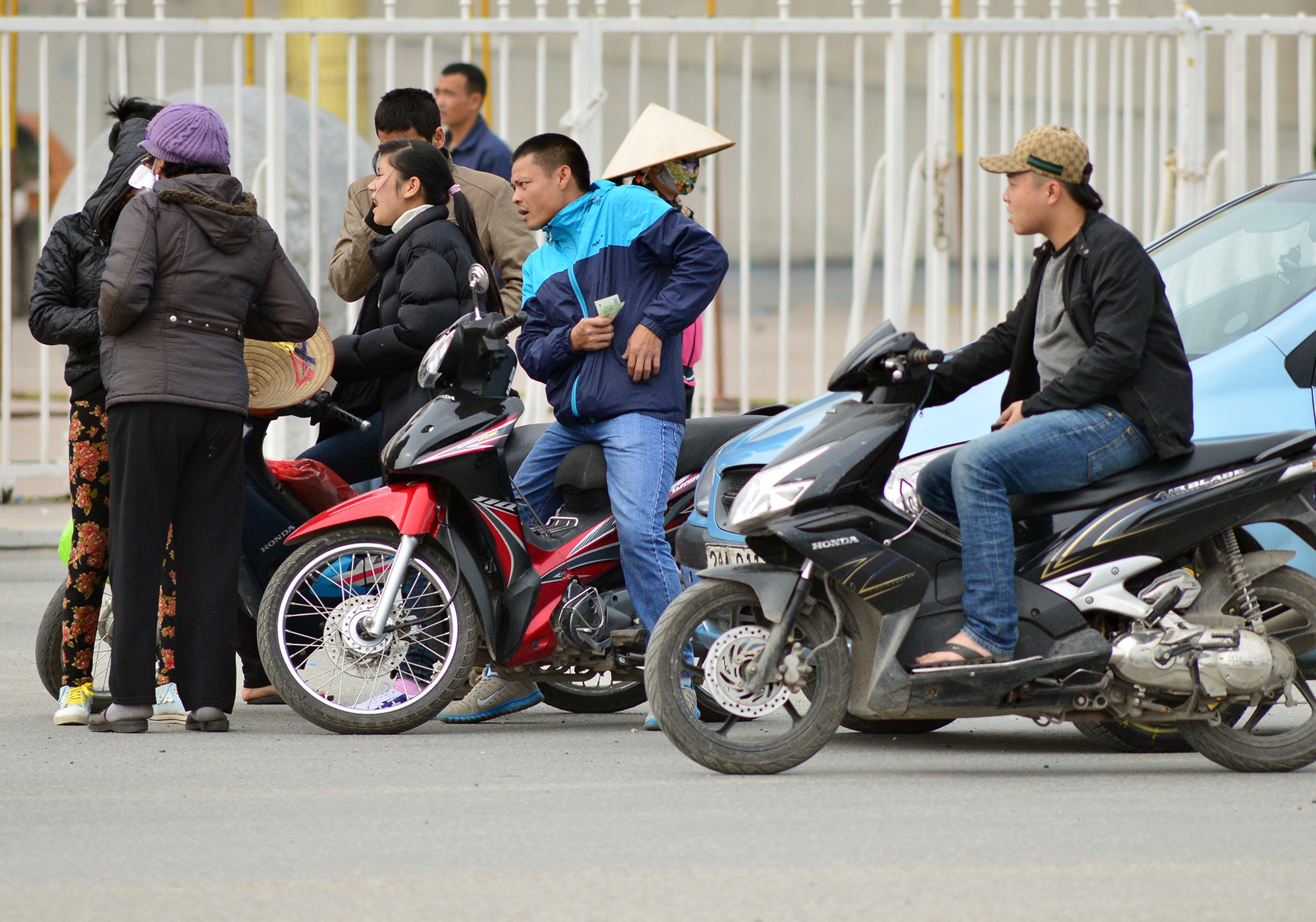 Đội ngũ vệ tinh ngồi trên xe máy sẵn sàng báo hiệu và tẩu tán