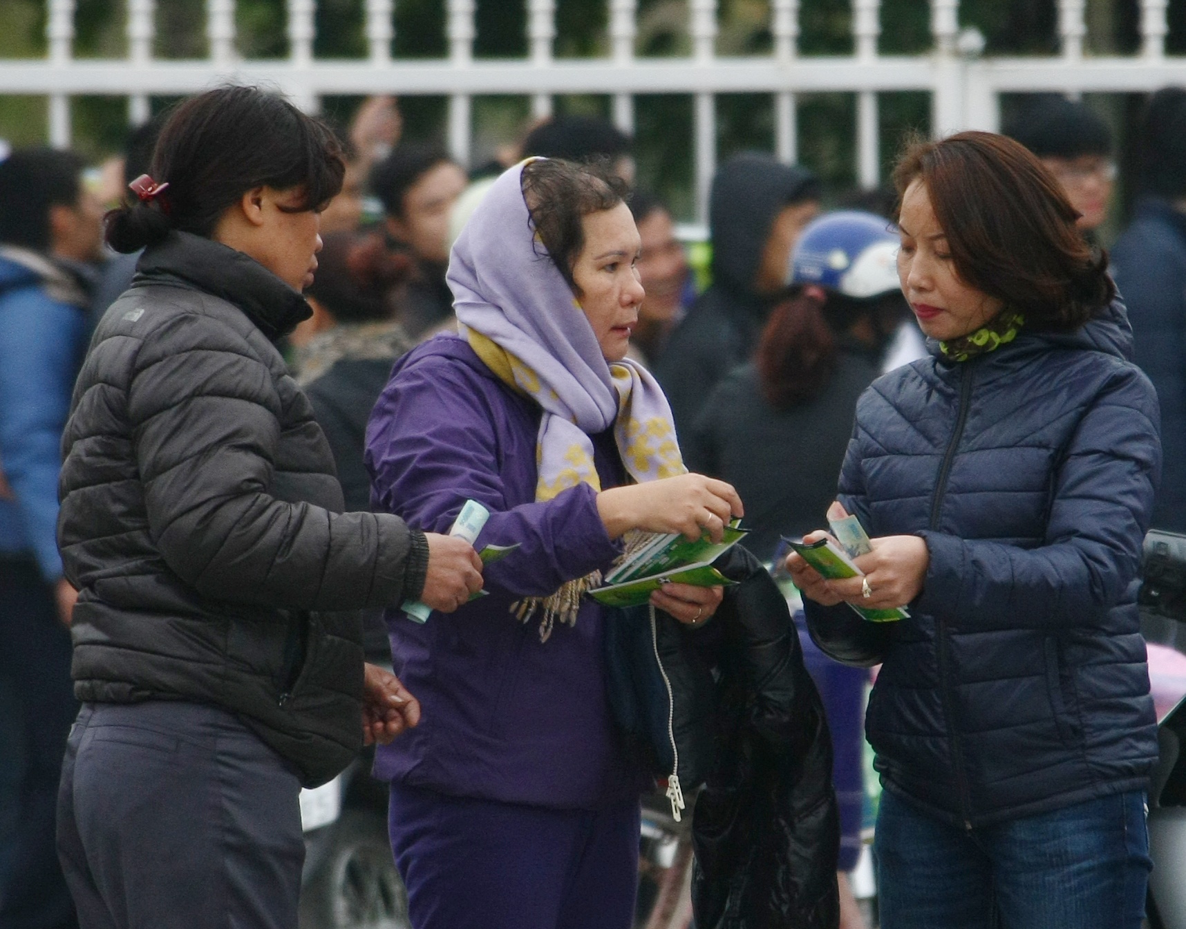 Giá vé ngoài thị trường chợ đen vẫn đang tăng lên theo từng giờ.