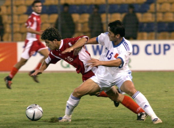 Mạnh Dũng (trắng) trong trận đấu giữa ĐTVN - Lebanon tháng 11/2004, thuộc khuôn khổ vòng loại World Cup 2006 khu vực châu Á. Ảnh: Getty Images