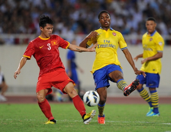 Trung vệ Dương Thanh Hào trong trận giao hữu với CLb Arsenal. Ảnh; Getty Images