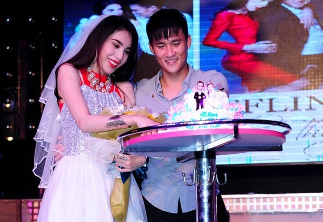 Cuoi Thuy Tien, Cong Vinh lo tran tranh Sieu cup hinh anh