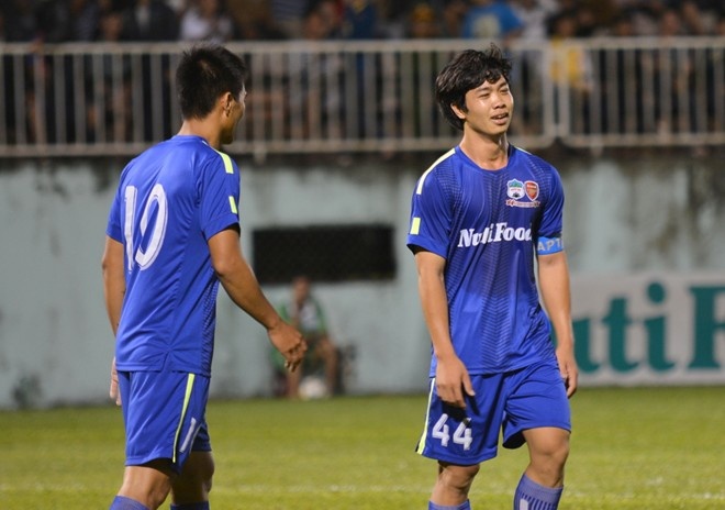 Bau Duc cho ban ve online xem Cong Phuong, Tuan Anh thi dau hinh anh