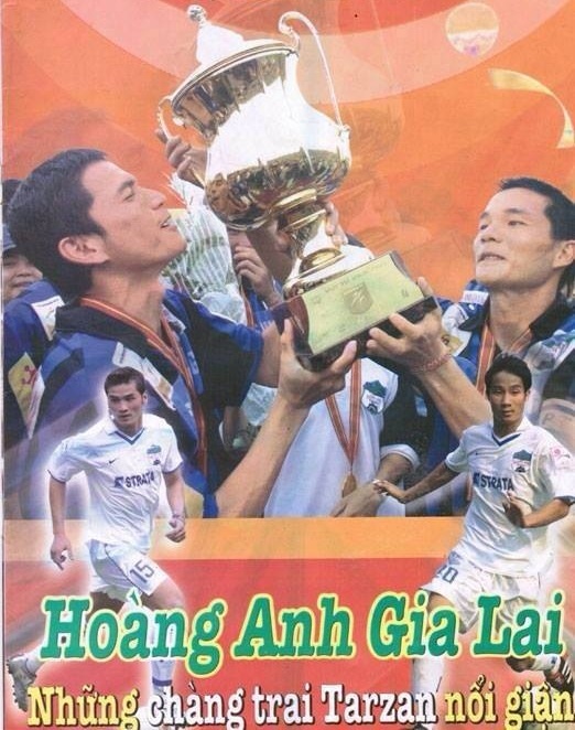 Trung vệ Mạnh Dũng (số 15) trên băng rôn quảng cáo hình ảnh của HAGL 2003-2004.