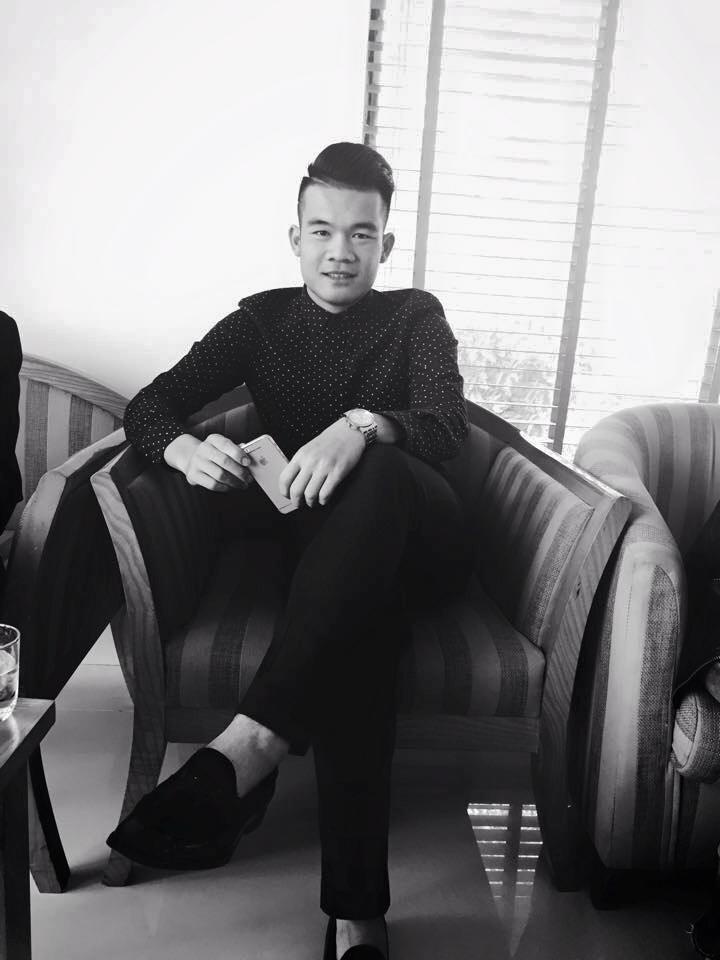 Tiền vệ Hoàng Thịnh trong trang phục bảnh bao gửi lời chúc an lành dịp lễ Giáng sinh.