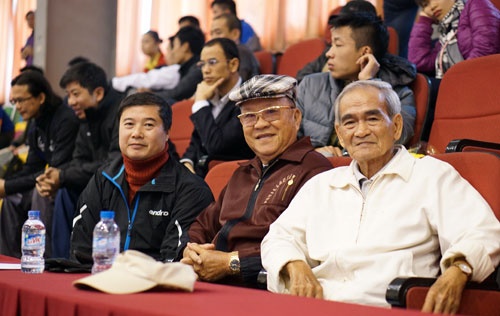 Huyền thoại Lê Văn Tiết (giữa)