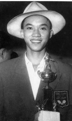 Huyền thoại Lê Văn Tiết và chiếc cúp vô địch giải Pháp mở rộng năm 1959. Ảnh: tư liệu