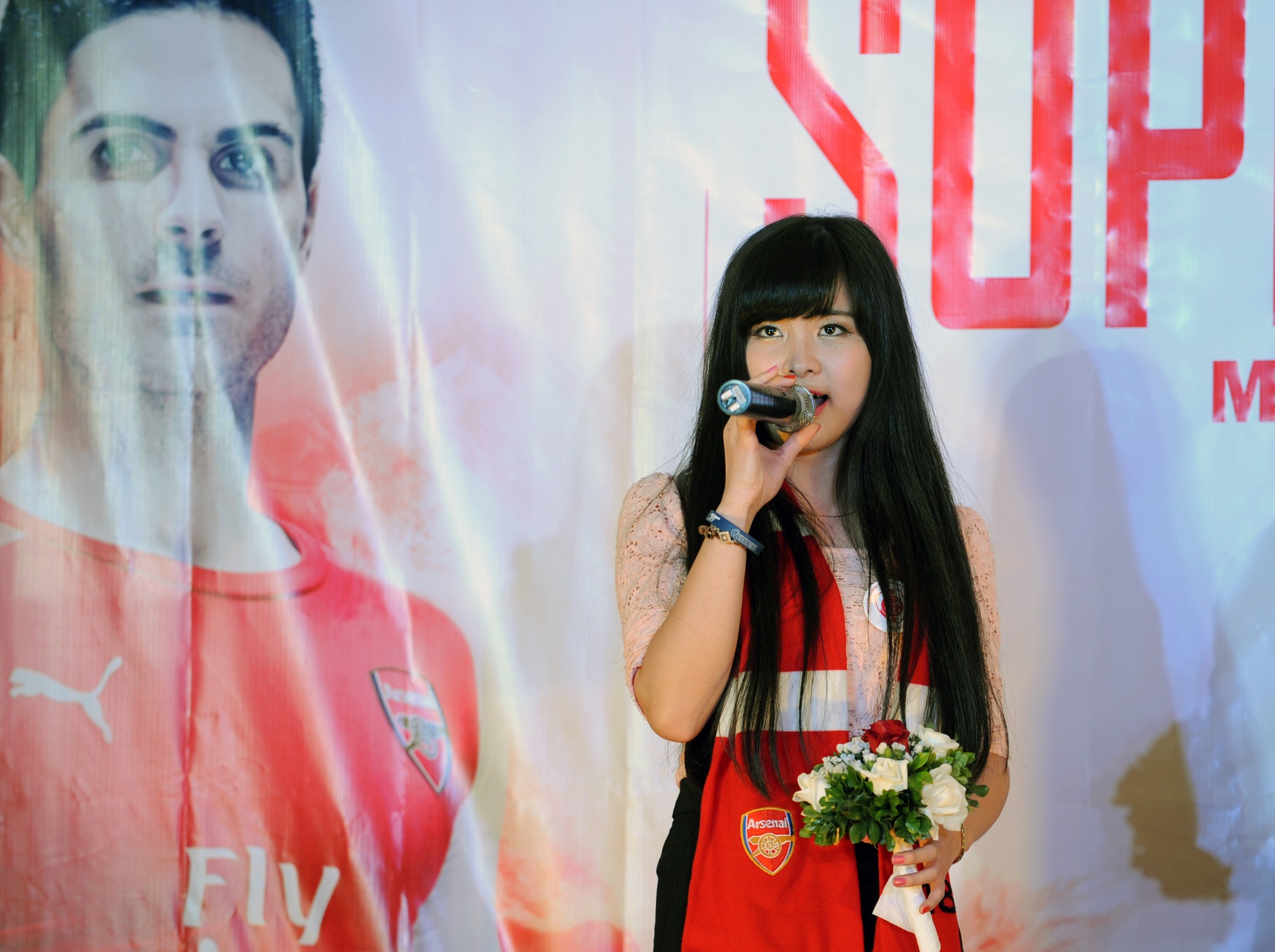 Nhật Lệ tham gia một tiết mục văn nghệ trong đêm gala kỷ niệm 10 năm thành lập Hội CĐV Arsenal Việt Nam